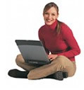 Ragazza con computer in mano.