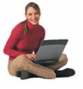 Ragazza con computer in mano.
